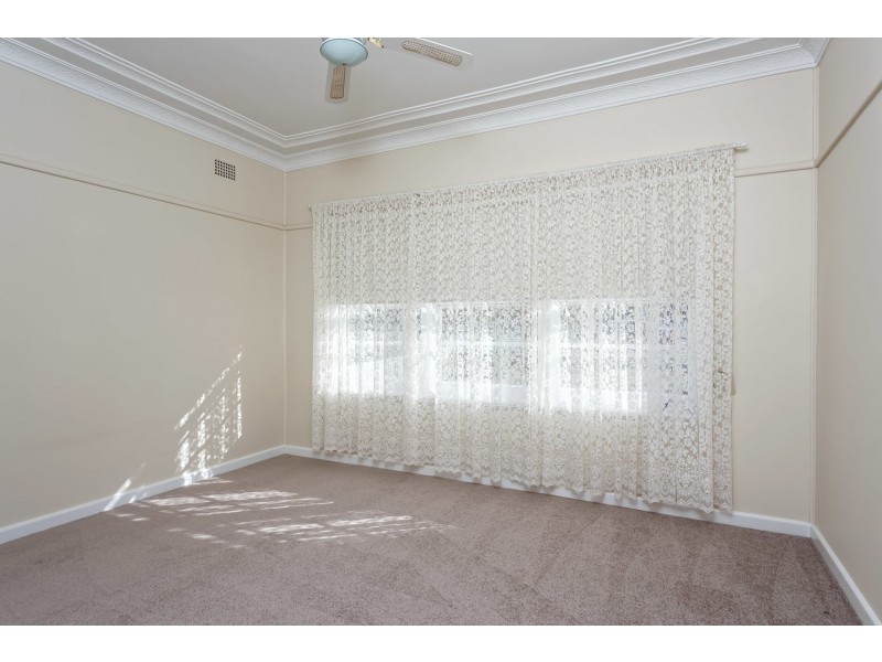 337 Lake Albert Road, Lake Albert NSW 2650