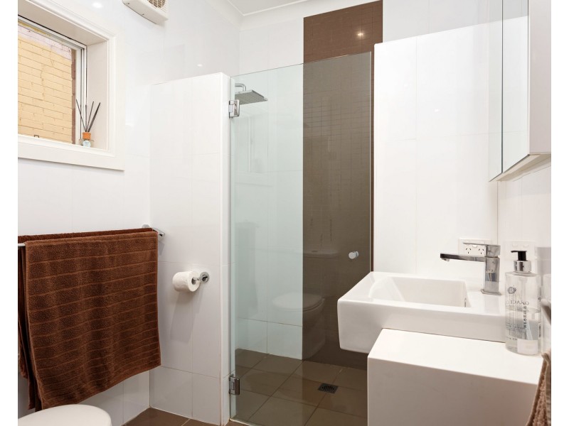 11 Warrawong Street, Kooringal NSW 2650