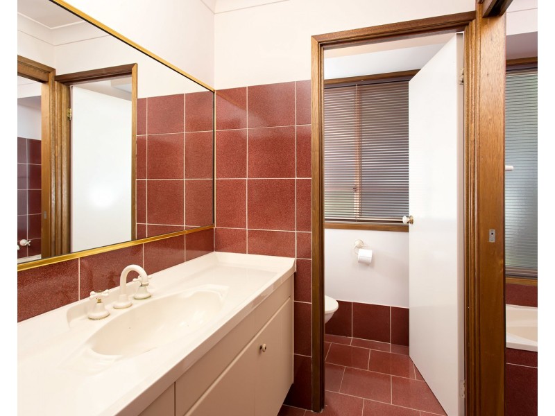 70 Simkin Crescent, Kooringal NSW 2650