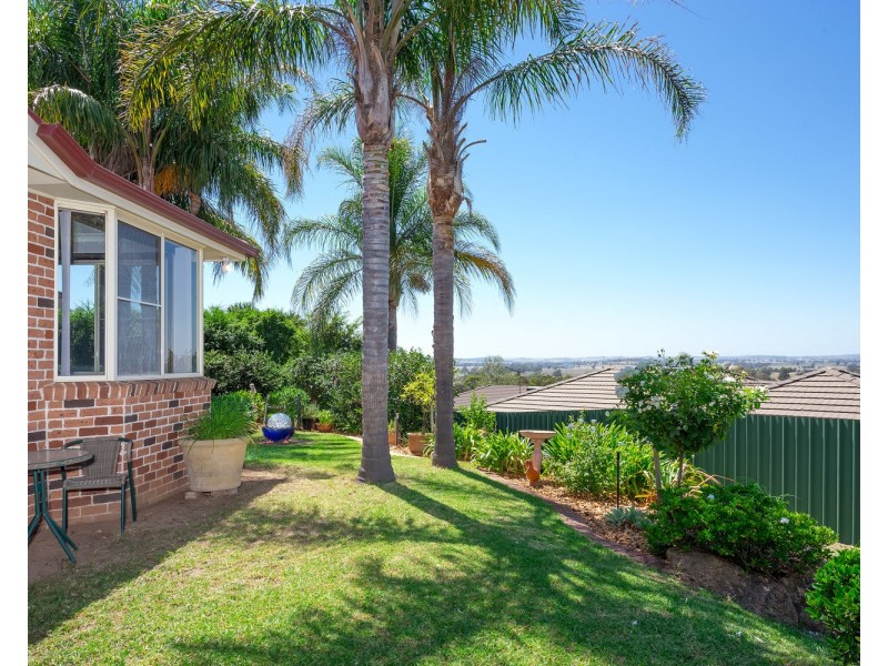 70 Simkin Crescent, Kooringal NSW 2650