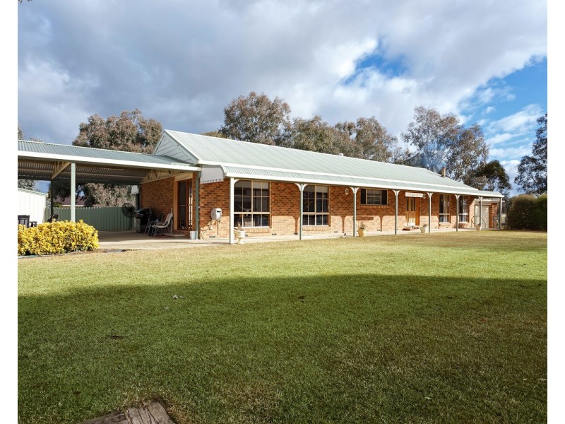 137 Main Street, Lake Albert NSW 2650