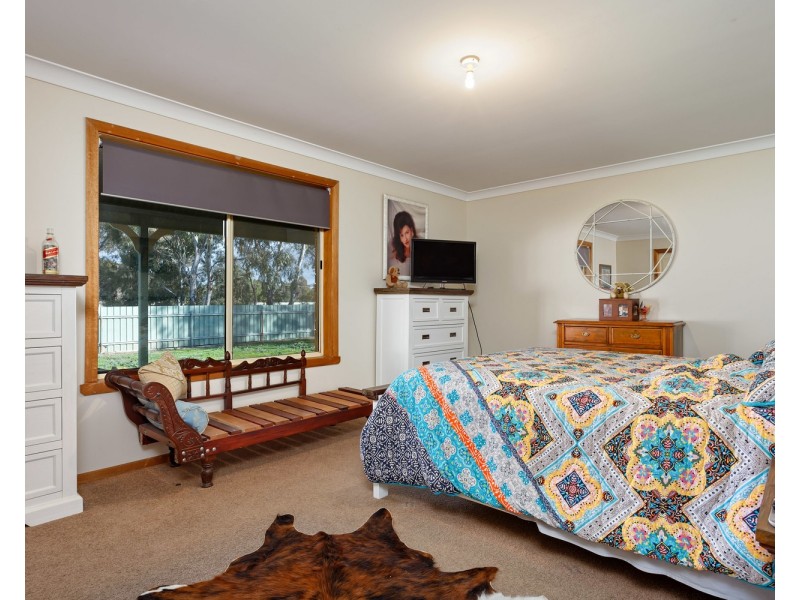 137 Main Street, Lake Albert NSW 2650