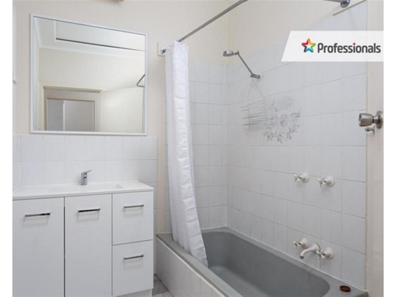 4 Tucker Street, Turvey Park NSW 2650