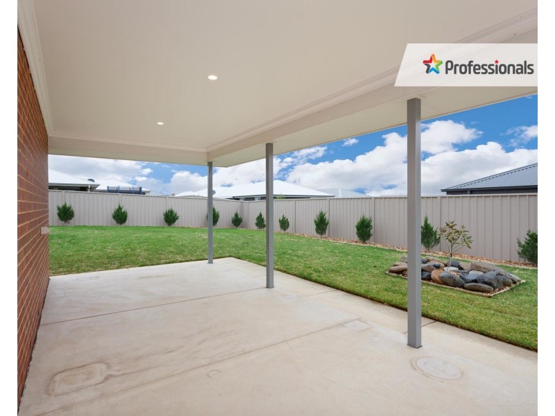 30 Flack Crescent, Boorooma NSW 2650