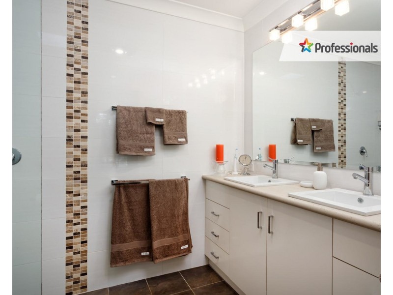 14 Silverwood Road, Lake Albert NSW 2650