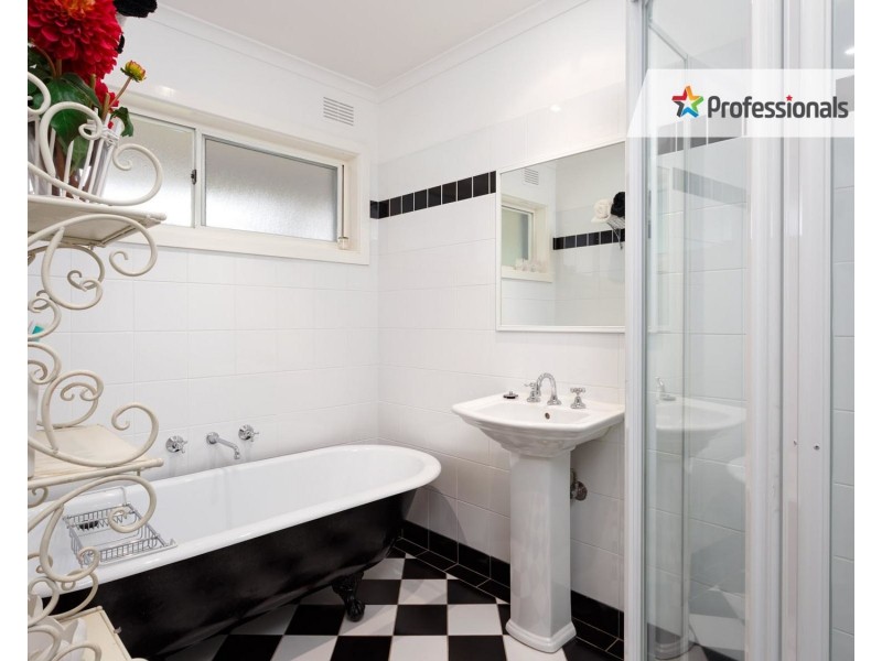 14 Silverwood Road, Lake Albert NSW 2650