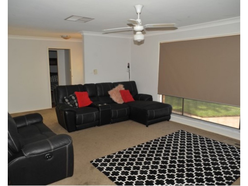 34 Geneva Crescent, Lake Albert NSW 2650