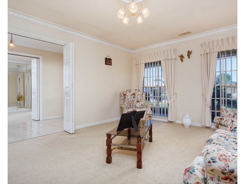 6 Nara Place, Glenfield Park NSW 2650