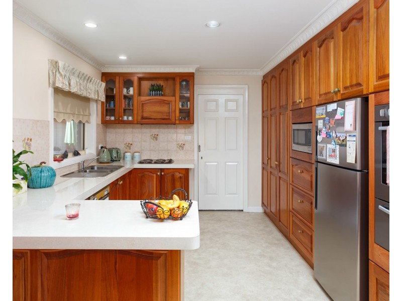 6 Nara Place, Glenfield Park NSW 2650