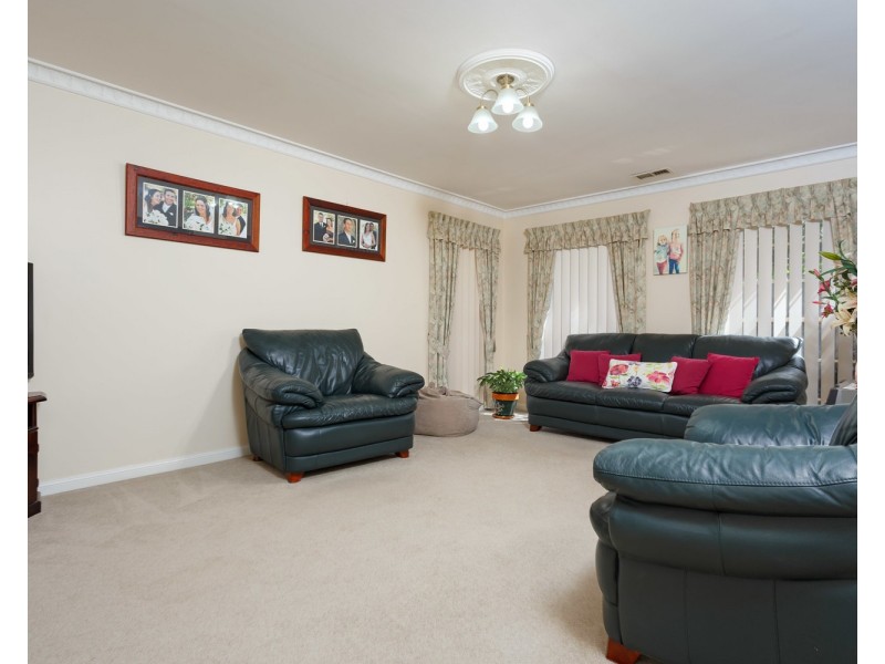 6 Nara Place, Glenfield Park NSW 2650
