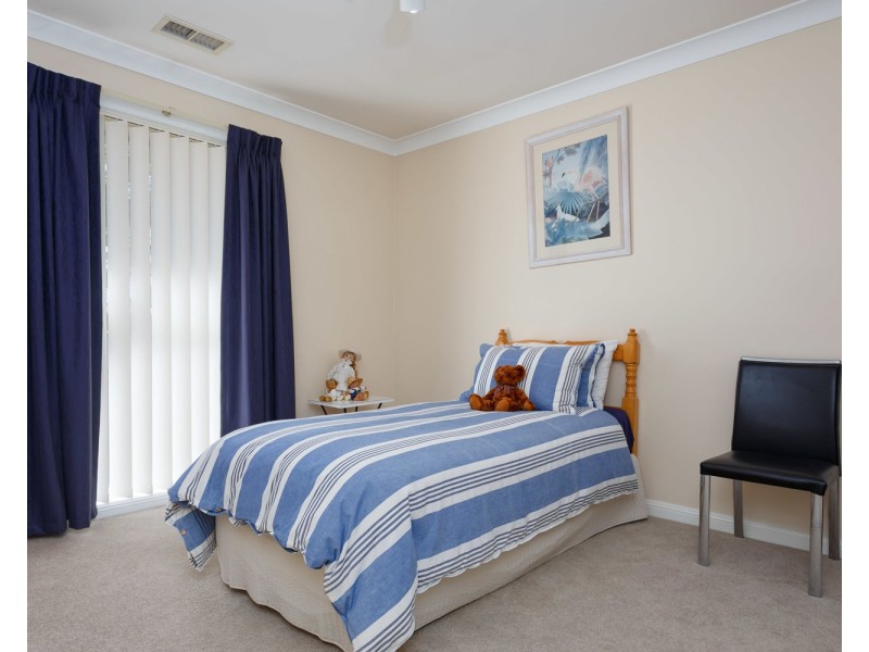 6 Nara Place, Glenfield Park NSW 2650