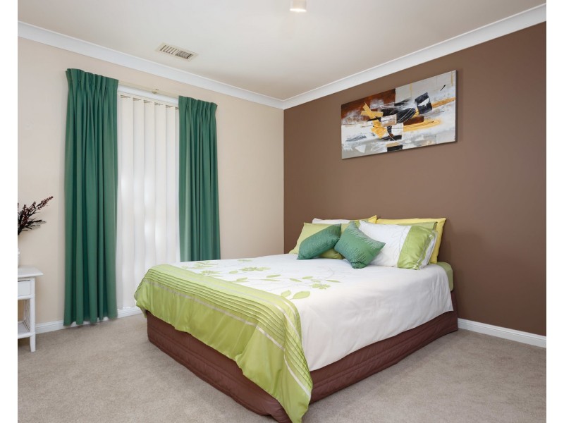 6 Nara Place, Glenfield Park NSW 2650