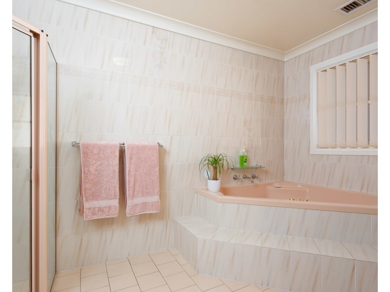 6 Nara Place, Glenfield Park NSW 2650