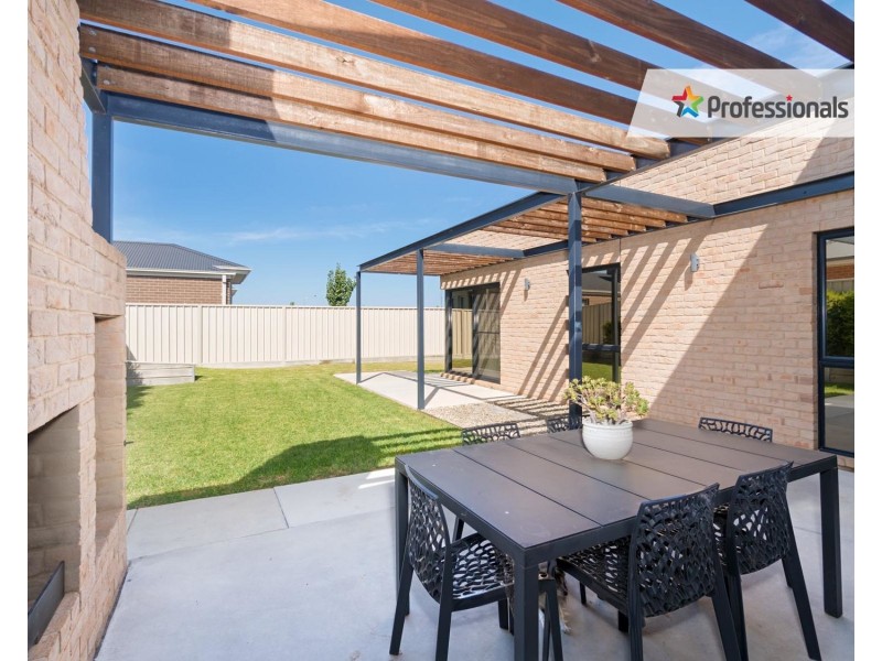 13  Cootamundra Boulevard, Gobbagombalin NSW 2650