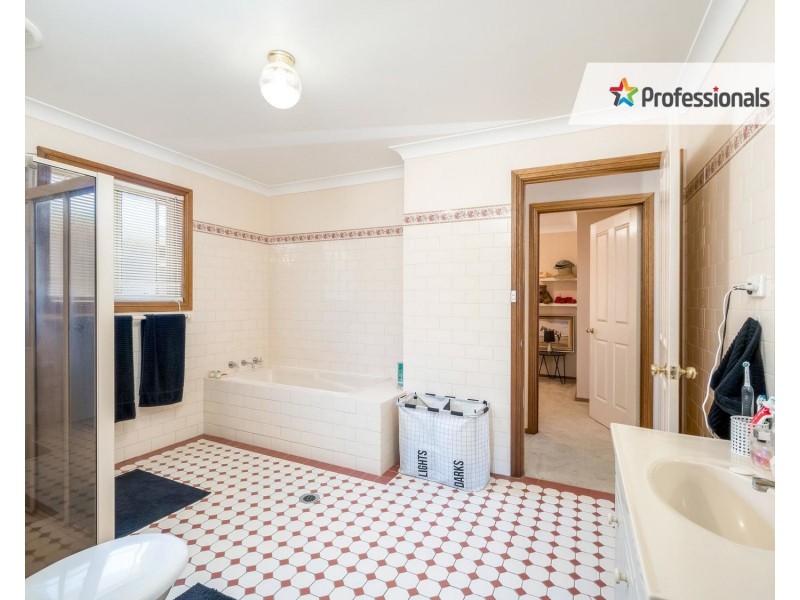 5 Nunkeri Street, Glenfield Park NSW 2650