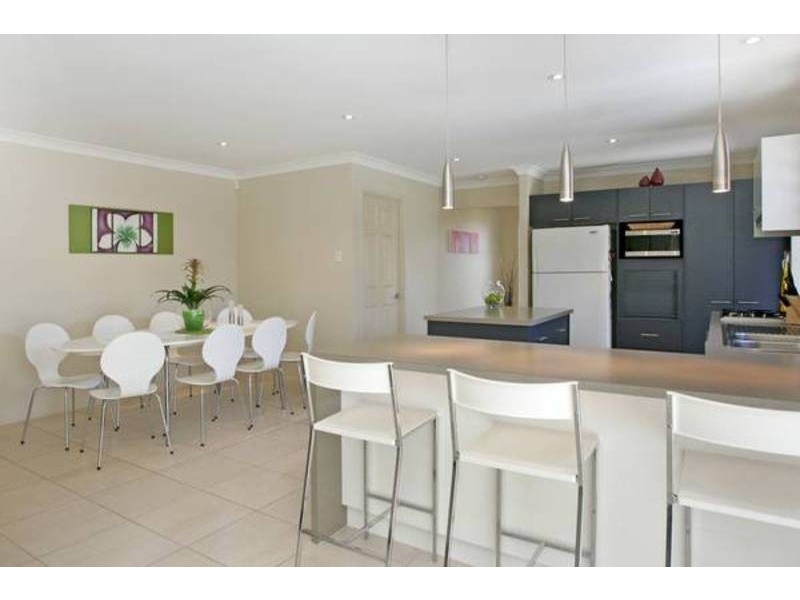 13 Bataan Circuit, Bateau Bay NSW 2261