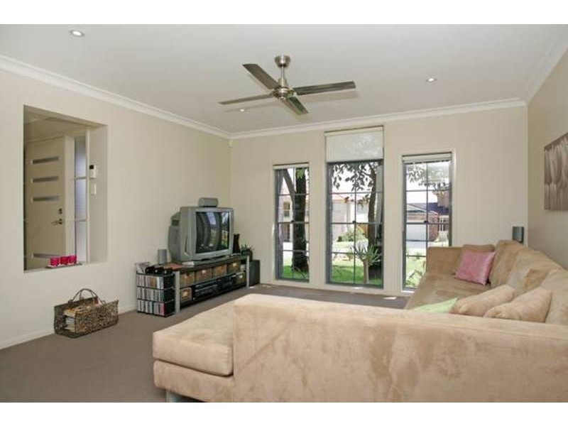 13 Bataan Circuit, Bateau Bay NSW 2261