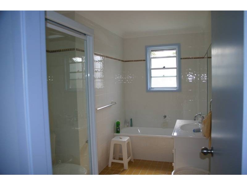 5 Whalans Road, Bateau Bay NSW 2261