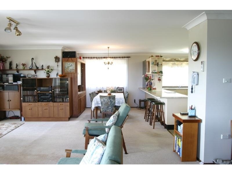 16 Yakaloo Crescent, Forresters Beach NSW 2260