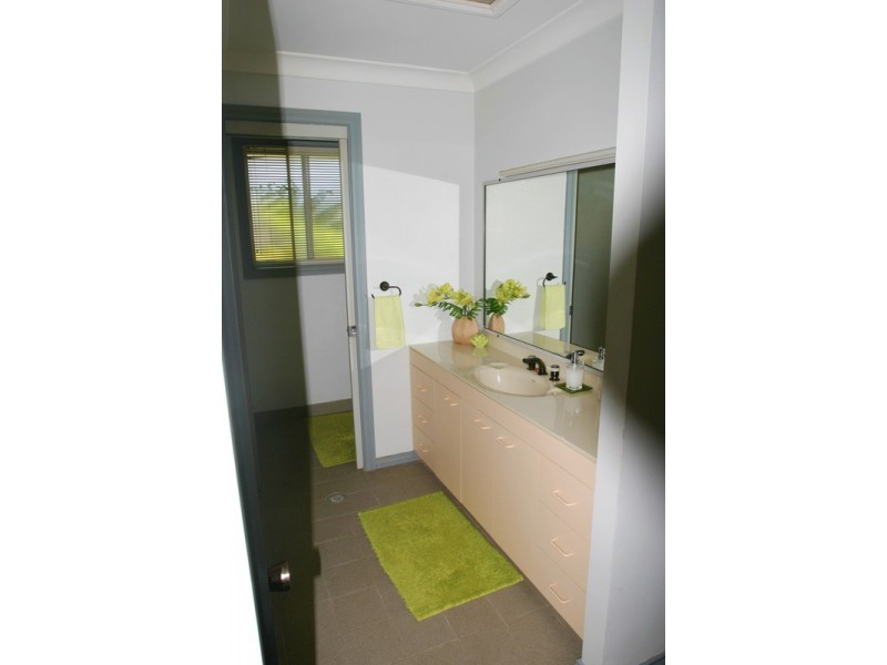 10 Valley View Road, Bateau Bay NSW 2261