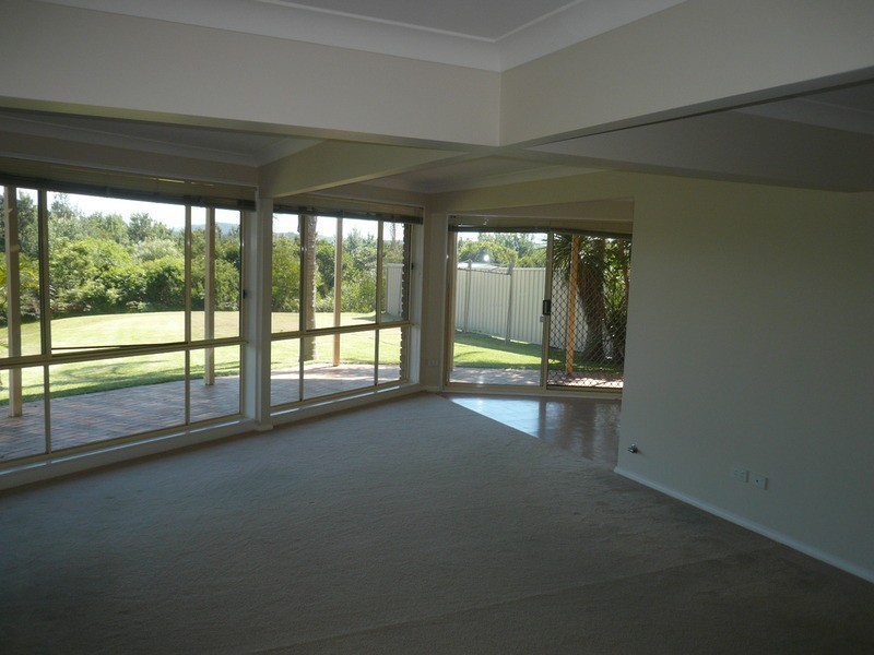 4a Lavinia Street, Forresters Beach NSW 2260