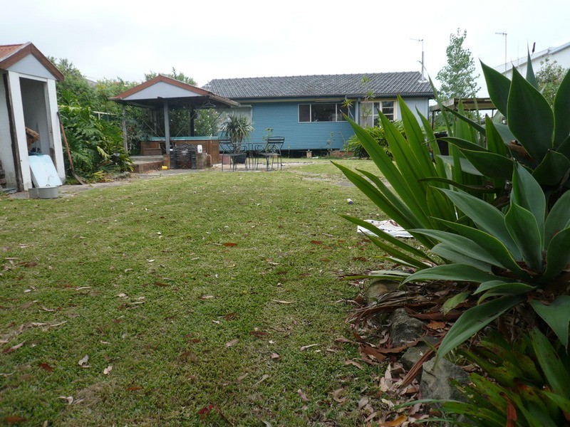 16 Germaine  Avenue, Bateau Bay NSW 2261