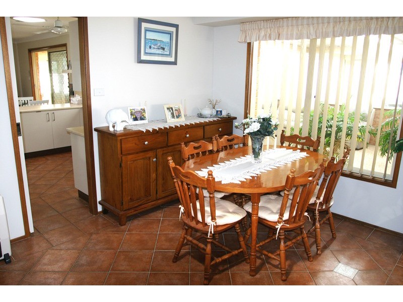 4 Charlotte  Close, Bateau Bay NSW 2261