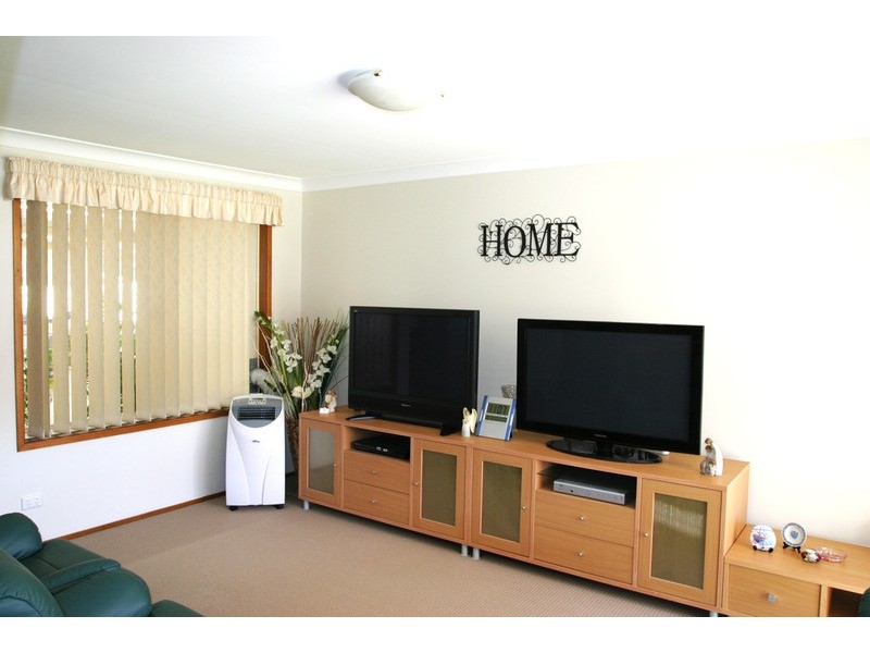 4 Charlotte  Close, Bateau Bay NSW 2261