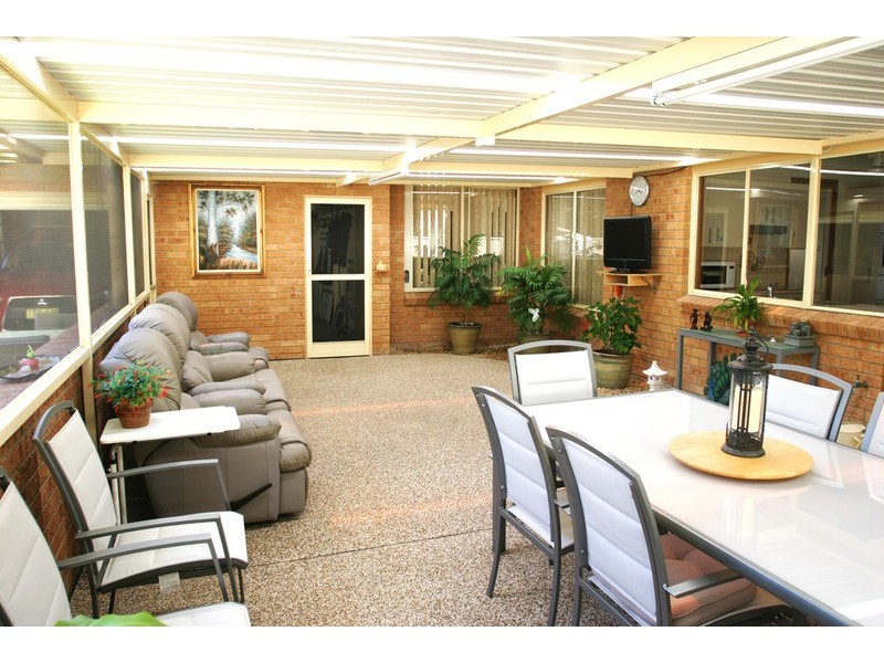 4 Charlotte  Close, Bateau Bay NSW 2261