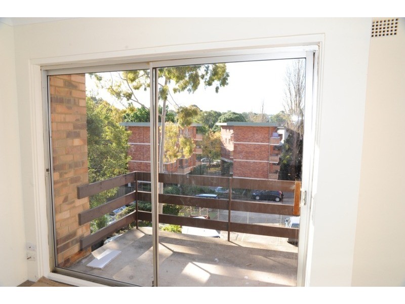 8/16 Bank Street, Meadowbank NSW 2114