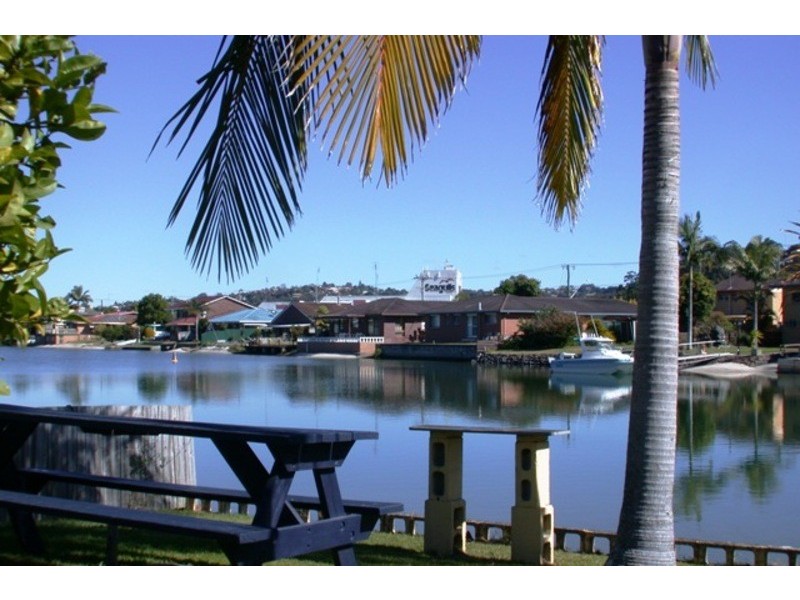22 Lakes Drive, Tweed Heads West NSW 2485