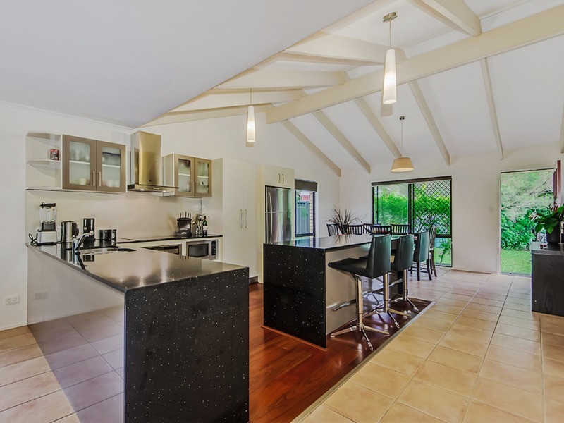 6 Jade Stone  Court, Carrara QLD 4211