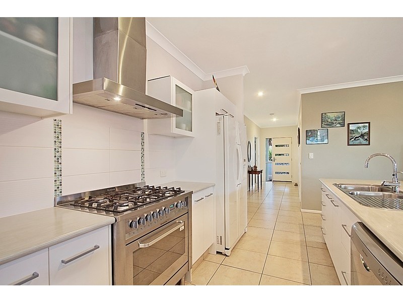 41 Zane Street, Molendinar QLD 4214