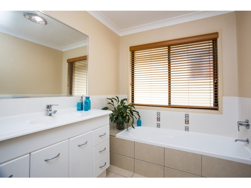 5 Comenara Crescent, Banora Point NSW 2486