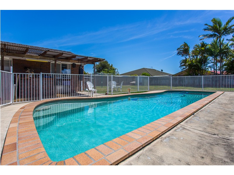 8 Woodlands Drive, Banora Point NSW 2486