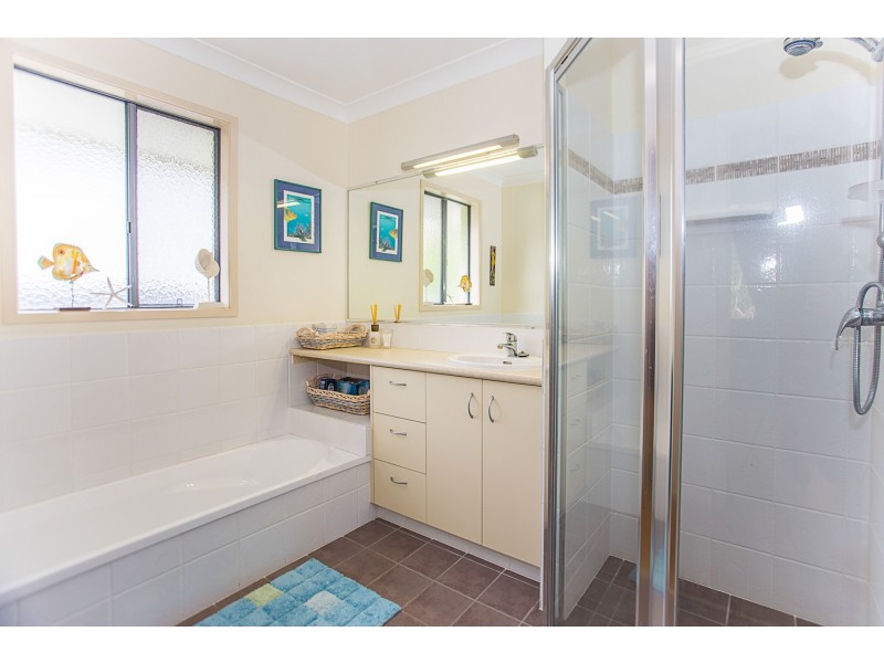 27 Grassmere Court, Banora Point NSW 2486
