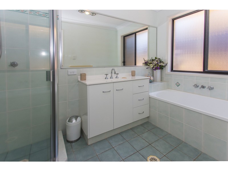 4 Laurina Court, Elanora QLD 4221