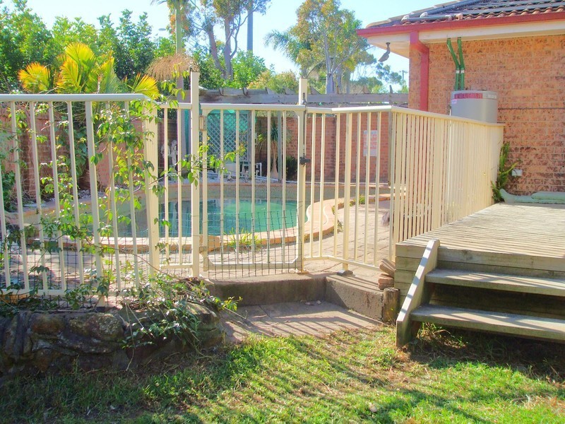 15 Banks Close, Bateau Bay NSW 2261