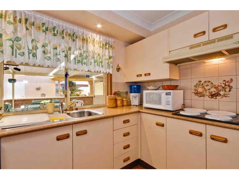 4 Charlotte Close, Bateau Bay NSW 2261