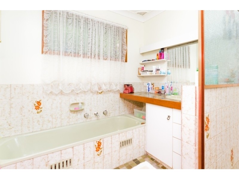 6 Kywong Close, Bateau Bay NSW 2261