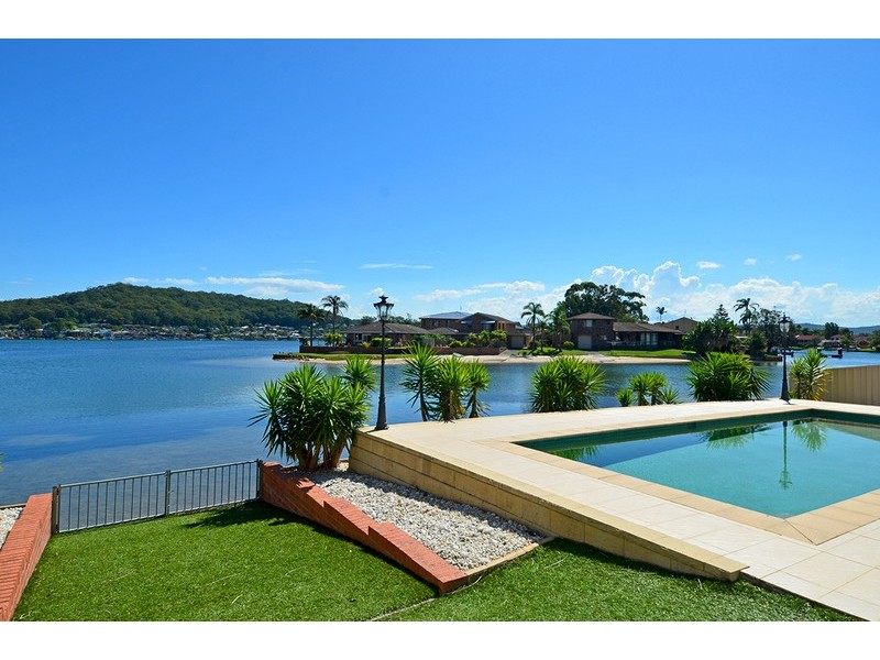 16 Helmsman Boulevard, St Huberts Island NSW 2257