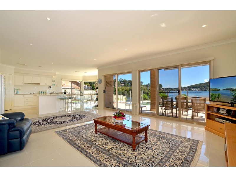 16 Helmsman Boulevard, St Huberts Island NSW 2257