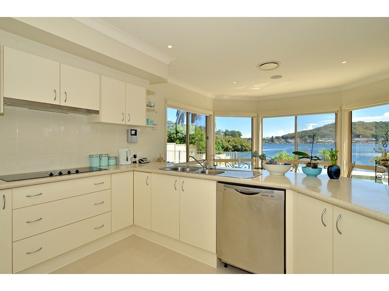 16 Helmsman Boulevard, St Huberts Island NSW 2257