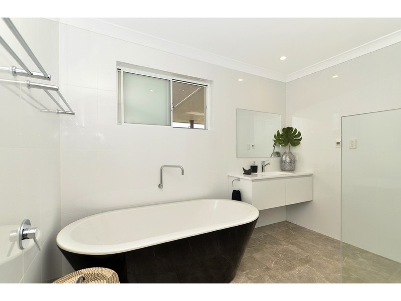16 Lakewood Avenue, Green Point NSW 2251