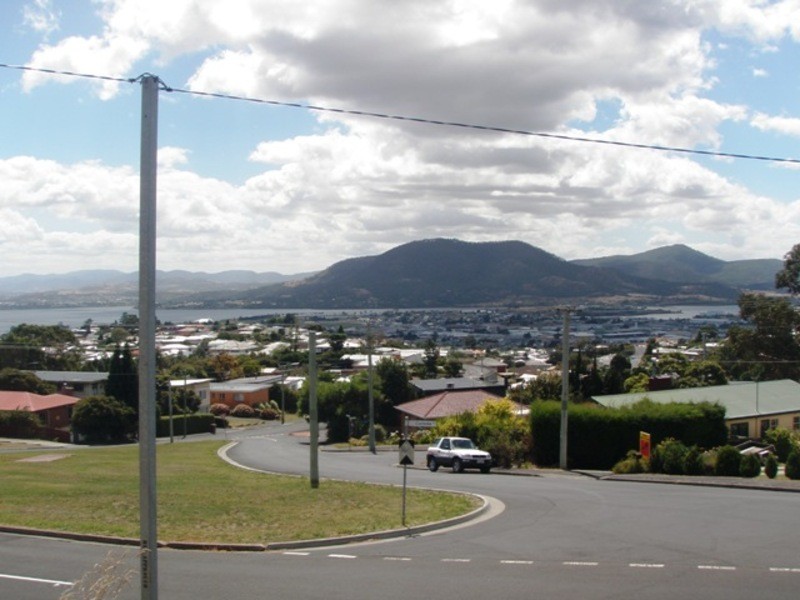 2/42 Corinda Grove, West Moonah TAS 7009