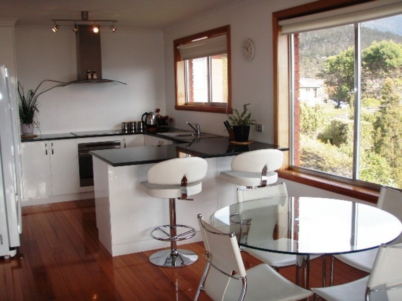 9 Susan Parade, Lenah Valley TAS 7008