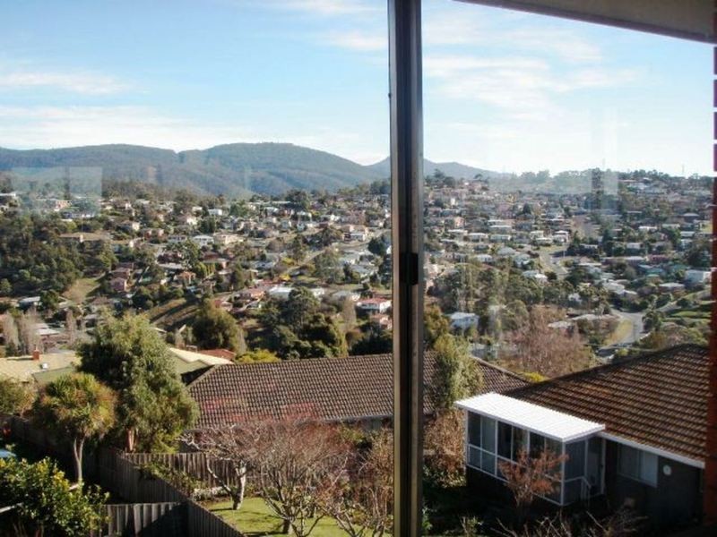 9 Susan Parade, Lenah Valley TAS 7008