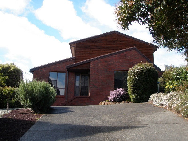 38 Susan Parade, Lenah Valley TAS 7008
