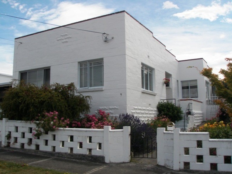 1/9 Girvan Avenue, New Town TAS 7008