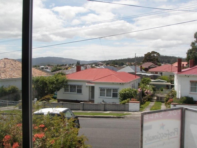 1/9 Girvan Avenue, New Town TAS 7008